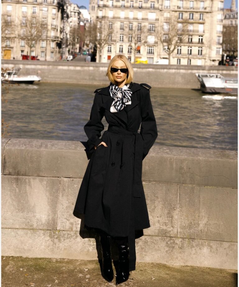 TRENCH COAT PREGAS PASSANTES LARGOS E RECORTE SOBREPOSTO